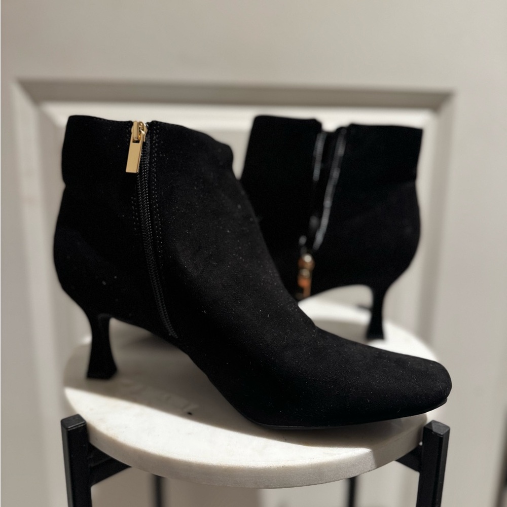 Chic Black Heeled Boots